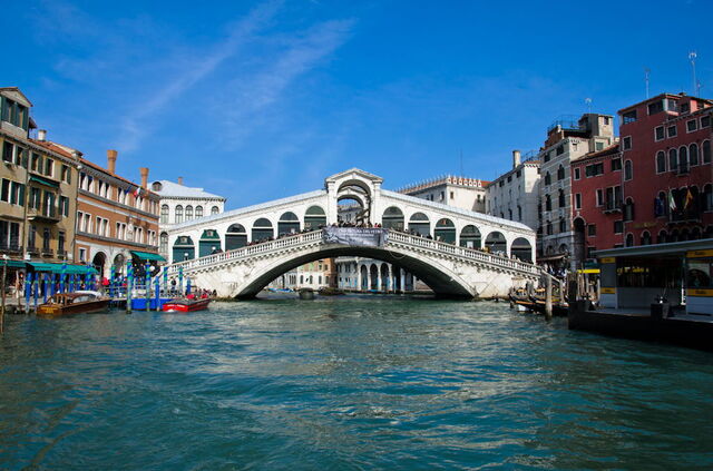 Puente de Rialto que cruza el Gran Cana