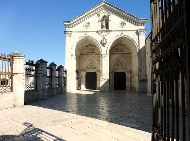 Exterior del Monte Sant'Angelo en el Gargano