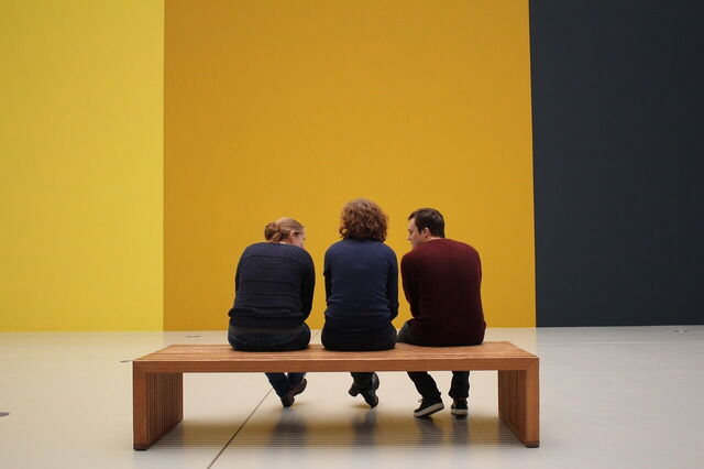 Visitantes en un museo