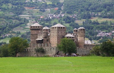 Castillo de Fenis y su ciudad