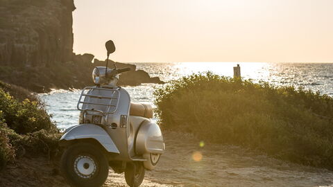 Un scooter junto al mar en Italia
