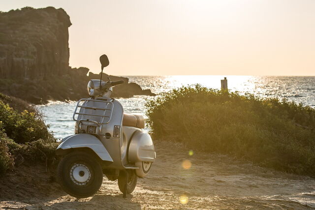 Un scooter junto al mar en Italia