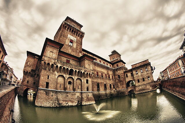 Castello Estense, foso