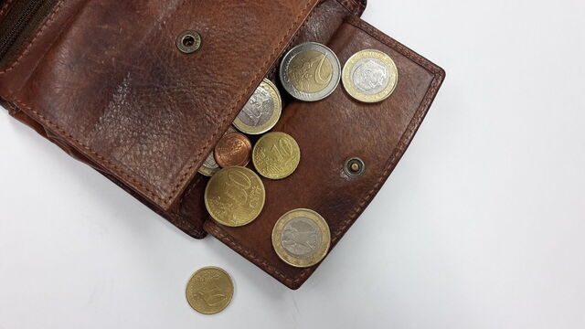 Algunos euros saliendo de una cartera