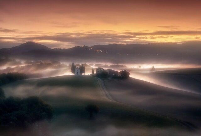 Paisaje toscano en la niebla
