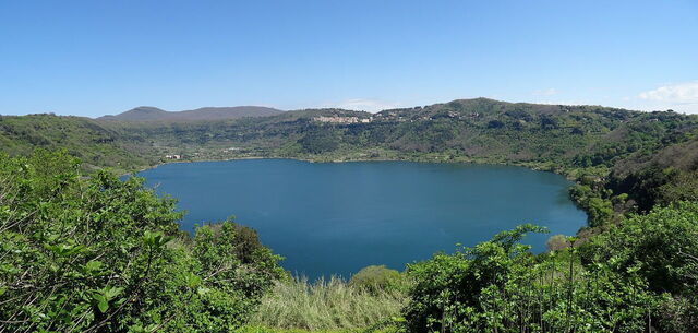 el agua con gas del lago Nemi