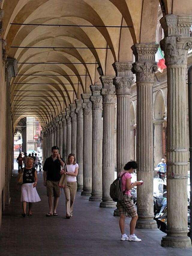 Interior de un pórtico típico de Bologna