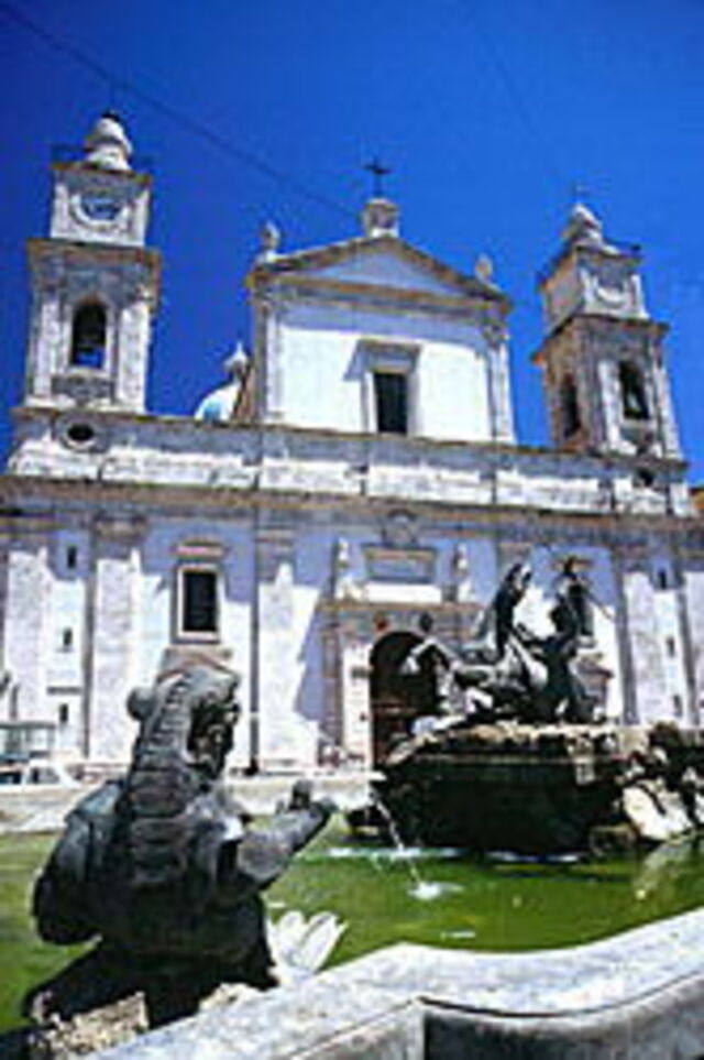 La catedral de la ciudad y la fuente del Tritón
