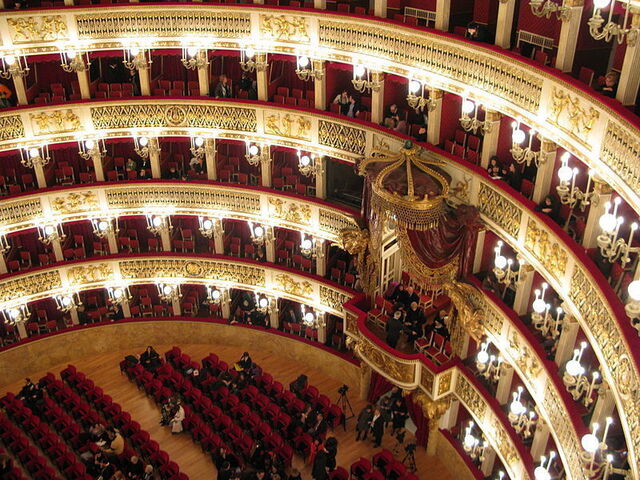 Interior de San Carlo Opera