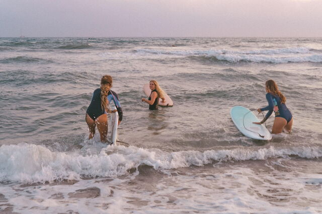 Un grupo de mujeres practicando surf