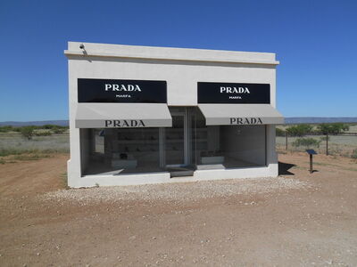 Instalación de una tienda especial de Prada en Marfa