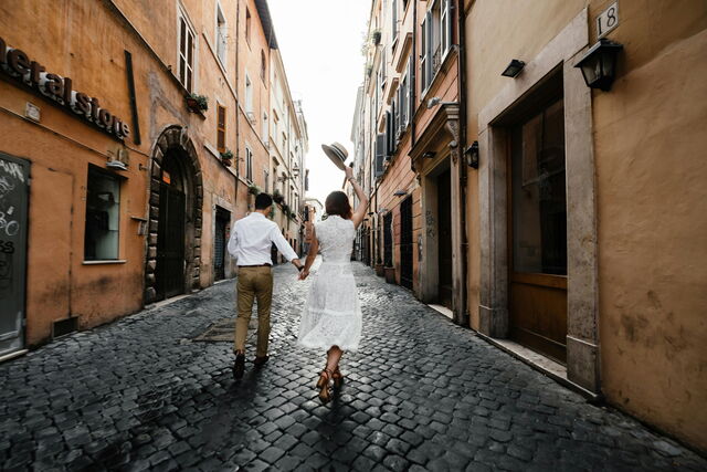 Caminando por una calle empedrada en Italia