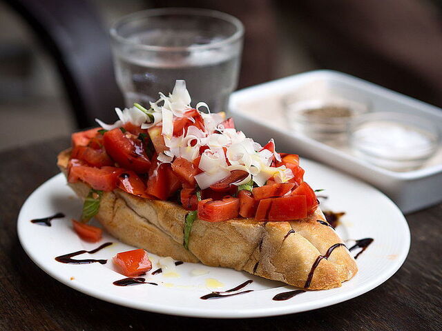 Bruschetta regada con vinagre balsamico