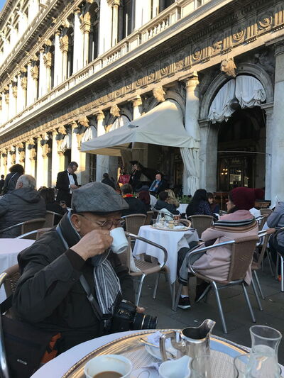 Un hombre tomando un café en Italia