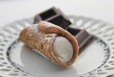 Dulce galleta de queso llamada "Cannolo siciliano"
