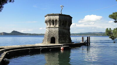 Puerto y torre en Isola del Garda