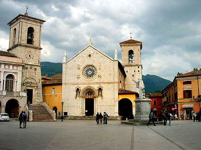 Plaza principal e iglesia en Norcia