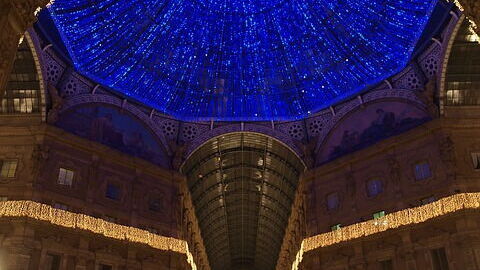 Galería en Milán con luces de Navidad