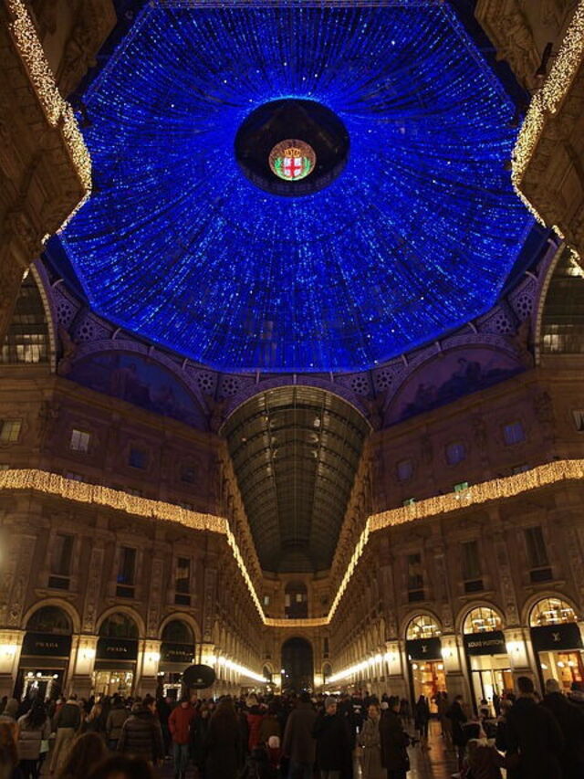 Galería en Milán con luces de Navidad