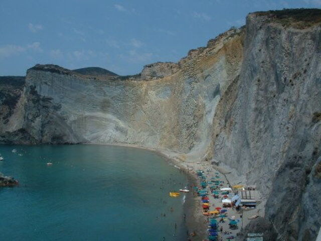 Playa de Chiaia di Luna en isla de Ponza