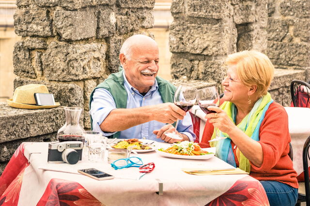 Una pareja cenando en Italia