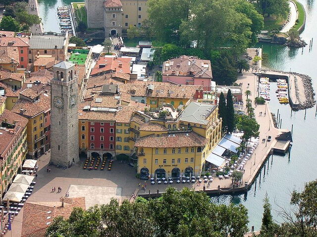 Piazza y la torre en Riva del Garda