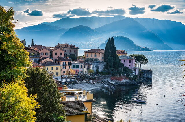 Varenna y paisaje de fondo
