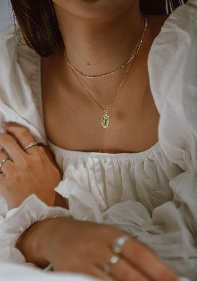 Una mujer con joyas