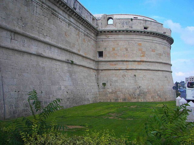 Gruesos Muros de Forte Michelangelo