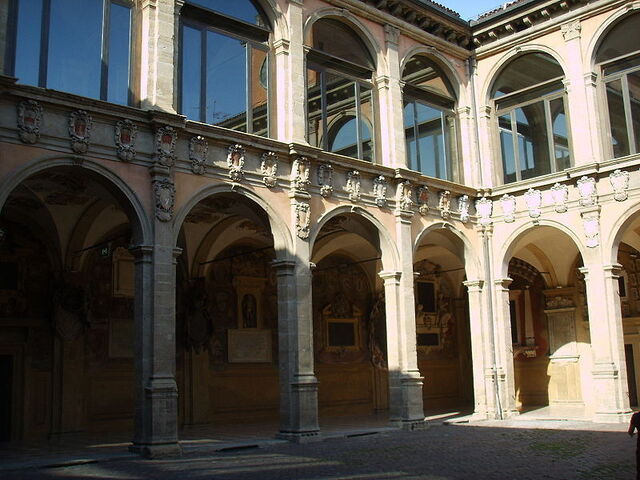 Archiginnasio de Bolonia, Patio