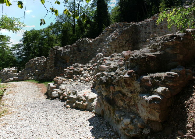 Monasterio de Torba, murallas antiguas