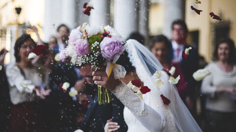Pareja saliendo de una ceremonia de boda
