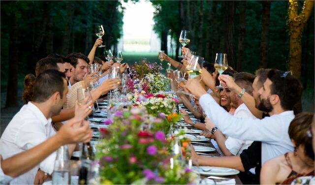 Gente disfrutando de una comida de boda