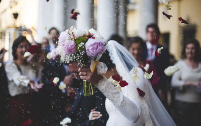 Pareja saliendo de una ceremonia de boda