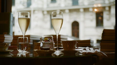 Disfrutar del prosecco de vacaciones en Italia