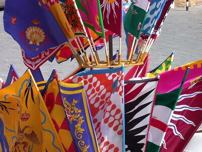 Banderas del Contrade en Palio di Siena