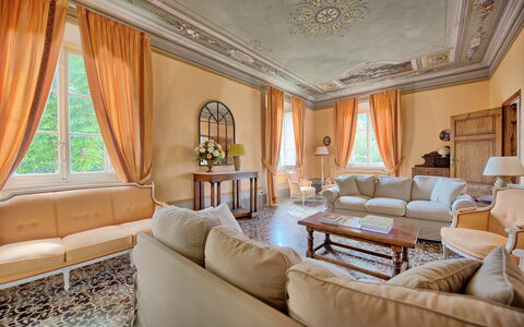 Villa Fiamma: Mesa, Sofá, Mueble, Marco, Propiedad, Comodidad, Edificio, Silla, Sala, Textil
