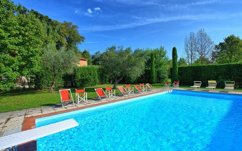 Villa Fiamma: Agua, Planta, Cielo, Propiedad, Piscina, Azul, Árbol, Verde, Azur, Rectángulo