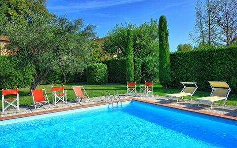 Villa Fiamma: Agua, Planta, Cielo, Piscina, Propiedad, Mueble, Verde, Azur, Naturaleza, Azul
