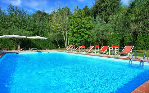 Villa Fiamma: Agua, Planta, Piscina, Cielo, Azur, Nube, Árbol, Mueble Para Exteriores, Paisaje Natural, Rectángulo
