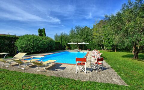 Villa Fiamma: Nube, Planta, Cielo, Mueble, Agua, Piscina, Paraguas, Mueble Para Exteriores, Sombra, Árbol