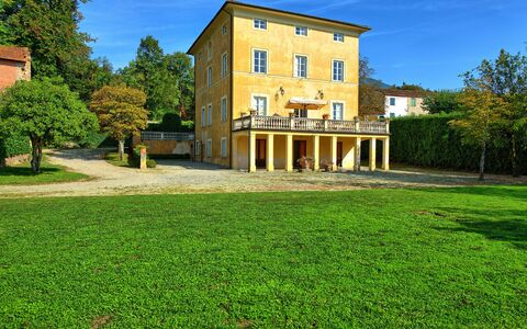 Villa Fiamma: Cielo, Edificio, Planta, Ventana, Verde, Nube, Árbol, Paisaje Natural, El Terreno Del Lote, Hierba