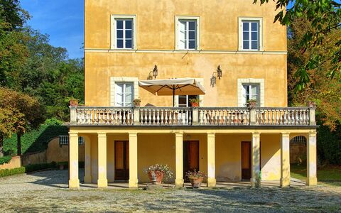 Villa Fiamma: Cielo, Planta, Edificio, Ventana, Nube, Árbol, Casa, Madera, Hierba, Porche