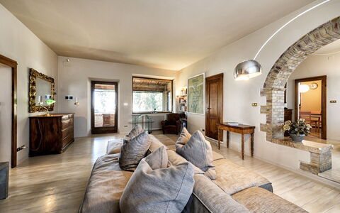 Villa Piazza Della Fortezza: Propiedad, Habitación, Diseño De Interiores, Edificio, Mueble, Sala, Bienes Raíces, Casa, Techo, Suelo