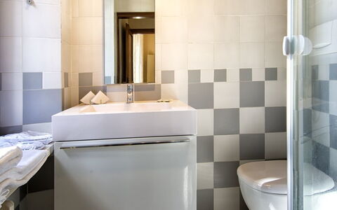 Villa Piazza Della Fortezza: Baño, Loseta, Habitación, Propiedad, Suelo, Diseño De Interiores, Pared, Cerámico, Arquitectura, Arreglo De Tubería