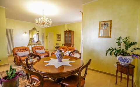 Antonietta: Habitación, Propiedad, Comedor, Diseño De Interiores, Mueble, Edificio, Bienes Raíces, Casa, Mesa, Inmuebles