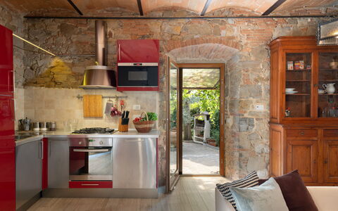 Villa Fracassini: Mueble, Planta, Cocina, Edificio, Puerta, Madera, Aparato De Cocina, Diseño De Interiores, Ventana, Arquitectura