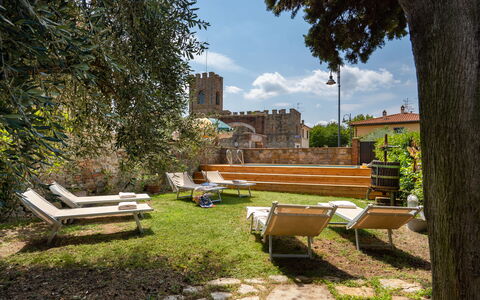 Villa Fracassini: Planta, Cielo, Banco Al Aire Libre, Nube, Mueble, Paisaje Natural, Mueble Para Exteriores, Árbol, Sombra, Arquitectura