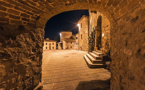 Casa Di Vignolo: Arco, Arquitectura, Pared, Cielo, Edificio, Historia, Historia Antigua, Sitio Historico, Noche, Sombra
