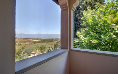 Villa Stolli: Propiedad, Habitación, Casa, Cielo, Bienes Raíces, Arquitectura, Ventana, Árbol, Casa, Edificio